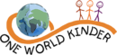 Logo von "One World Kinder" mit einer Weltkugel und drei stilisierten Menschen.