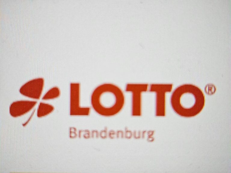 Logo von Lotto Brandenburg mit vierblättrigem Kleeblatt.