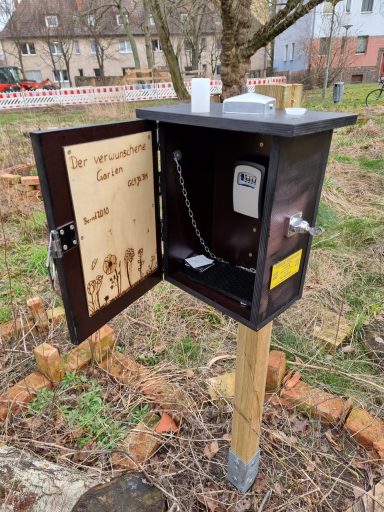 Ein offener, auf einem Pfosten montierter Kasten mit elektrischen Anschlüssen.